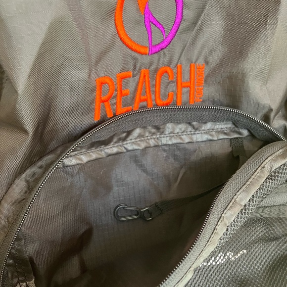 Eddie Bauer Stowaway 25L pack. Onyx. ‘Reach for More’ embroider. Padded straps. - Picture 4 of 10